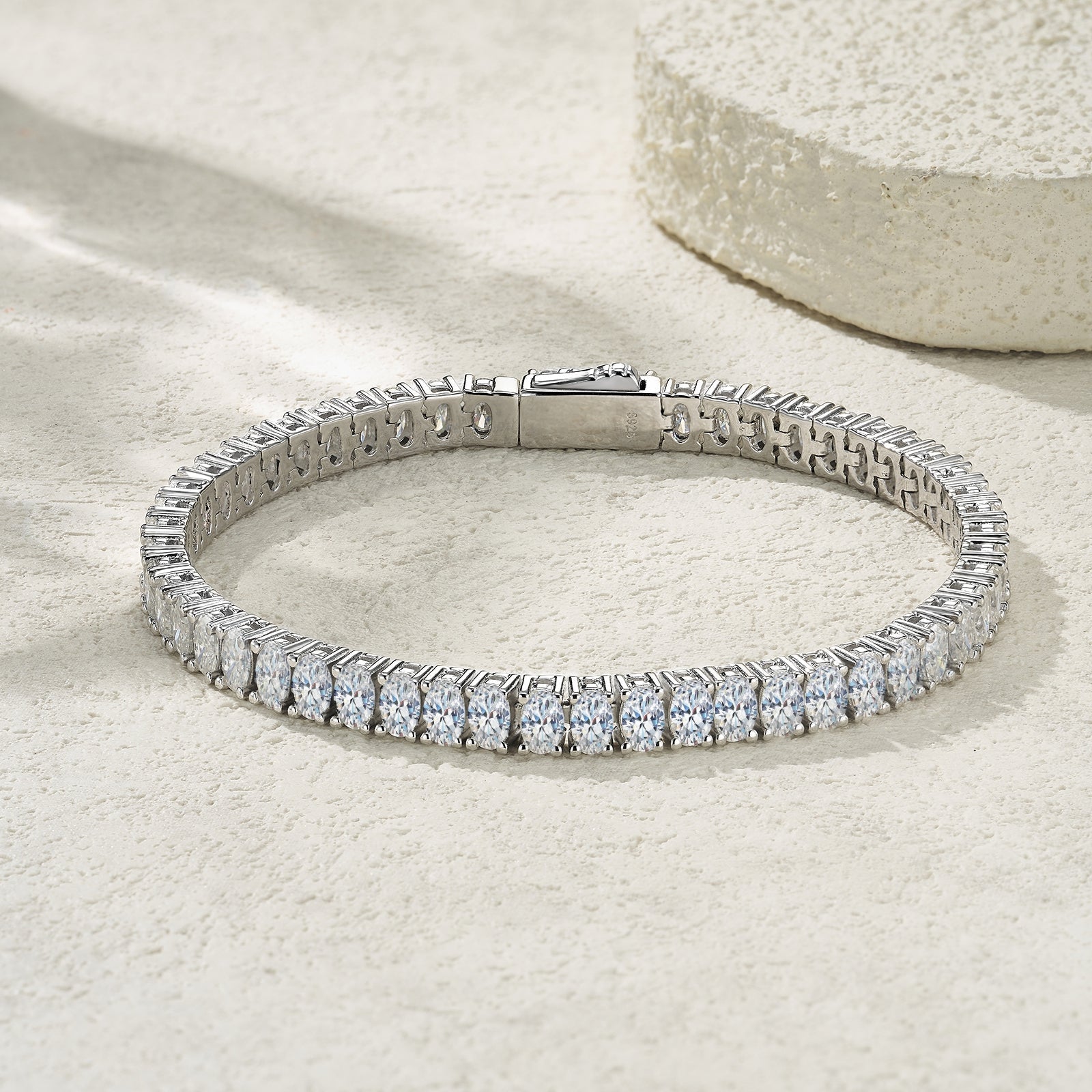 A Luxurious And Fashionable Minimalist Jewelry Bracelet Featuring Top - quality Moissanite, Made Of S925 Silver Electroplated With Platinum. - LADYLINE X