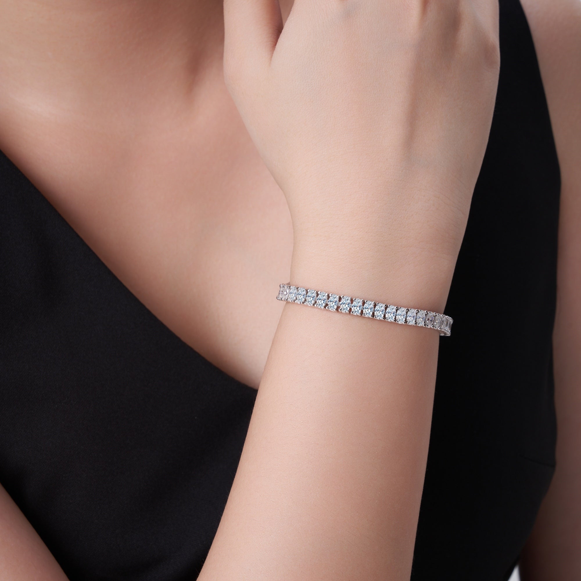 A Luxurious And Fashionable Minimalist Jewelry Bracelet Featuring Top - quality Moissanite, Made Of S925 Silver Electroplated With Platinum. - LADYLINE X