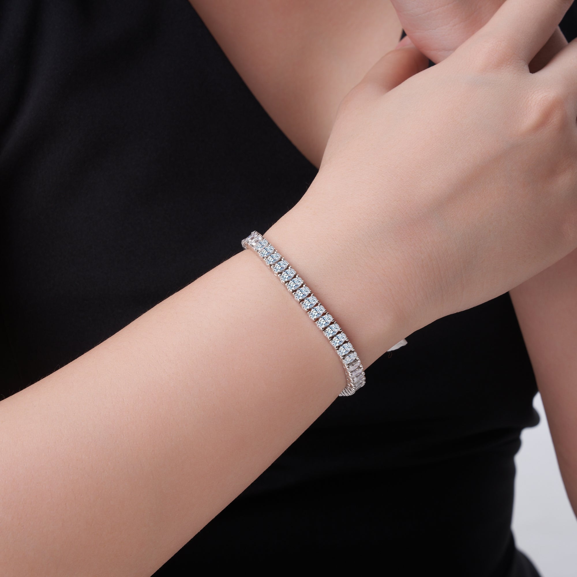 A Luxurious And Fashionable Minimalist Jewelry Bracelet Featuring Top - quality Moissanite, Made Of S925 Silver Electroplated With Platinum. - LADYLINE X