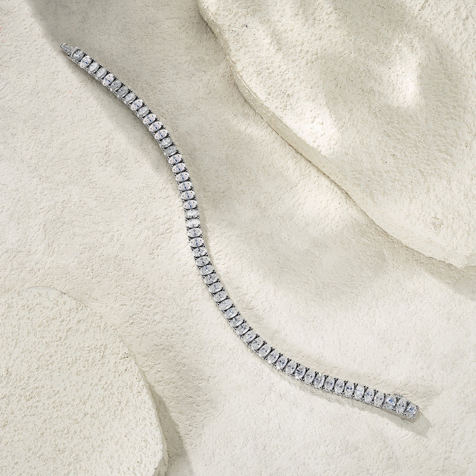 A Luxurious And Fashionable Minimalist Jewelry Bracelet Featuring Top - quality Moissanite, Made Of S925 Silver Electroplated With Platinum. - LADYLINE X